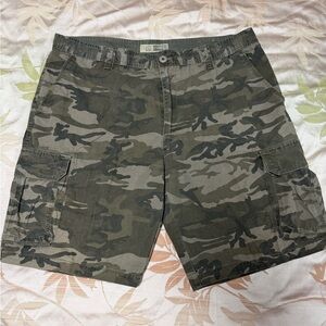 Cargo Vintage Men's Olive Camouflage Cargo Shorts